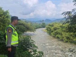Antisipasi Bencana Banjir Polsek Ulu Ogan menggecek Debit Air Sungai.