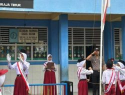 Bhabinkamtibmas Polsek Baturaja Timur Jadi Irup Upacara Bendera di SDN 18 Kabupaten Ogan Komering Ulu