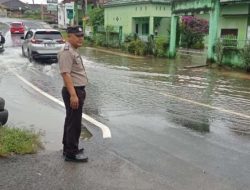 Polsek Baturaja Timur Lakukan Monitoring Banjir Di wilayah binaan Kelurahan Sukaraya Kabupaten Ogan Komering Ulu.