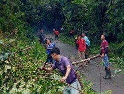 Polsek Ulu Ogan Bersama Forkopimcam dan Masyarakat Gotong Royong Bersihkan Jalan Poros Kecamatan