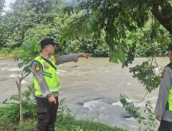 Polsek Ulu Ogan Polres Oku Cek Debit Air Sungai, Antisipasi Adanya Potensi Banjir.