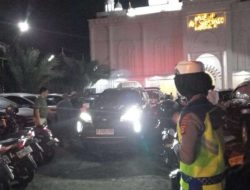 Personel Polres OKU Bantu Jamaah Alami Kontraksi Saat Sholat Tarawih di Masjid As-Sajaddah.