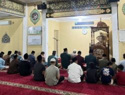Kapolres OKU dan Personel Gelar Sholat Isyak, Tarawih dan Tadarus di Masjid An Nafii