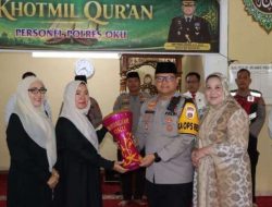 Kapolres OKU Serahkan Hadroh kepada Group Hadroh Bhayangkari OKU