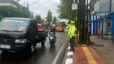 Pastikan Kelancaran Aktivitas Warga, Unit Lantas Polsek Purwakarta Kota Gelar Protap Gatur Pagi di Pertigaan Parcom