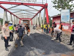 Polres OKU Laksanakan Penambalan Jalan Berlubang di Jembatan Ogan 2 Kabupaten Ogan Komering Ulu.