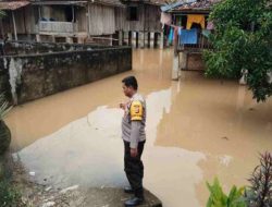 Debit Sungai Wall Naik, Bhabinkamtibmas Polsek Lubuk Batang Pantau Kondisi Permukiman Warga