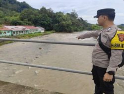 “Antisipasi Banjir, Personel Polsek Ulu Ogan Cek Debit Air Sungai Ogan