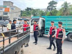 Cegah Kemacetan, Personel Sat Samapta Polres Oku Himbau Pihak SPBU Untuk Mengatur Kendaraan Saat Antri BBM