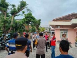 POLRES OKU Polres Oku Gabungan Melaksanakan Pengamanan Aksi Unjuk Rasa Dari Masyarakat Desa Tubohan Di Kantor Inspektorat Baturaja