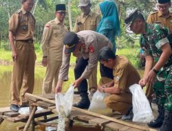 Polres OKU Dukung Restocking dan Penyerahan Bantuan Benih Ikan oleh Bupati di Lubuk Raja