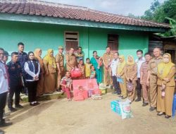 Kadinsos Lampung Utara Salurkan Bantuan ke Keluarga Kurang Mampu di Kembang Tanjung