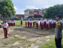 Selaku Inspektur Upacara Di SD Negeri 177 Oku Desa Tanjung Makmur Bripka Naen personel Kapolsek Sinar peninjauan.