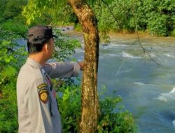 Polsek Ulu Ogan Lakukan Pengecekan Debit Sungai Ogan, Kondisi Masih Normal