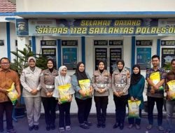 Sat Lantas Polres OKU Gelar Jum’at Berkah, Bagikan Beras untuk PHL