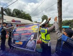 Sat Lantas Polres Oku Bersama Dinas Perhubungan Pasang Banner Pembatasan Operasional Angkutan Barang Pada Saat Natal Dan Tahun Baru