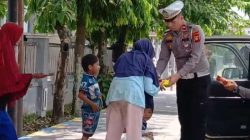 Program “Sudahkah Anda Berbuat Baik Hari Ini”, Sat Lantas Polres OKU Bagikan Nasi Kotak