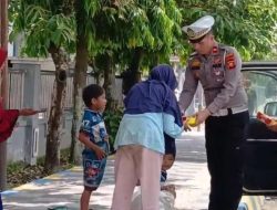 Program “Sudahkah Anda Berbuat Baik Hari Ini”, Sat Lantas Polres OKU Bagikan Nasi Kotak